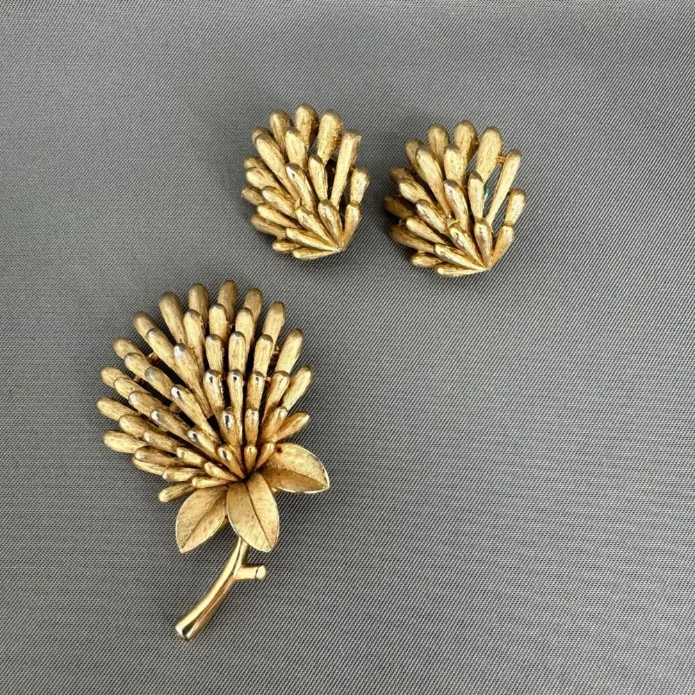Vintage Trifari Crown Gold Tone Thistle Brooch and Clip On Earring Set Signed‎